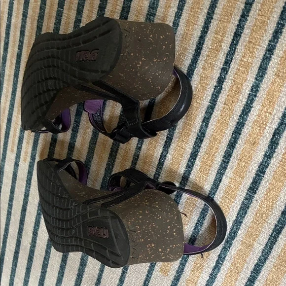 Women's Teva Black Leather Sandals, size 8 - Picture 4 of 7